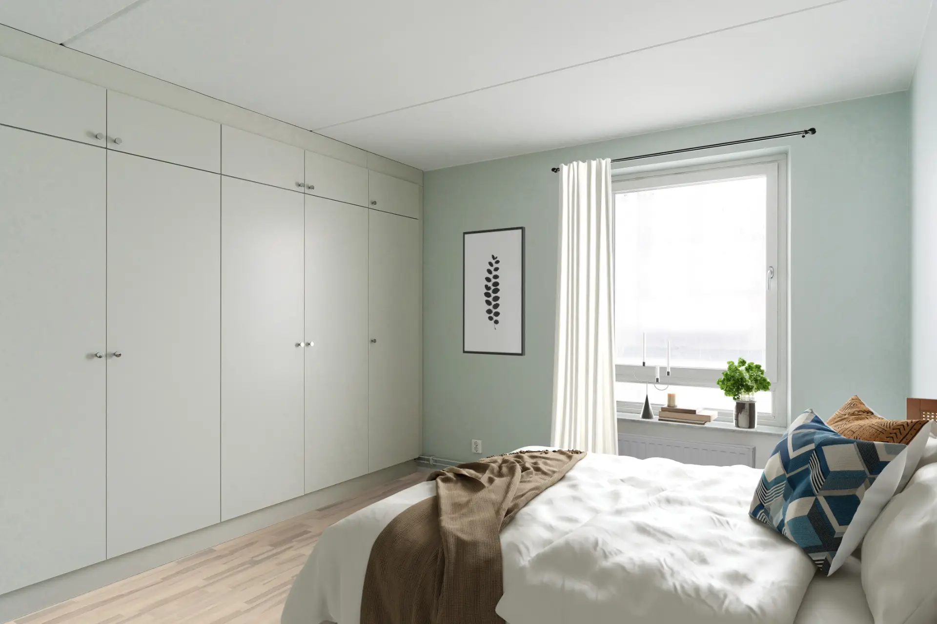 Ett minimalistiskt sovrum med en stor säng, vita sängkläder, väggkonst och en ljusblå vägg. stora fönster visar utsikt över naturen och inbyggda garderober kantar ena väggen.